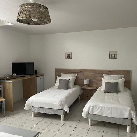 Les Trois Cedres Hotel Saint-Ouen-d'Aunis Ngoại thất bức ảnh