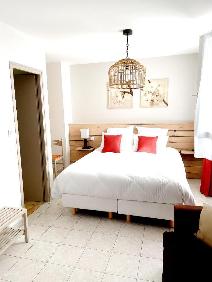 Les Trois Cedres Hotel Saint-Ouen-d'Aunis Ngoại thất bức ảnh